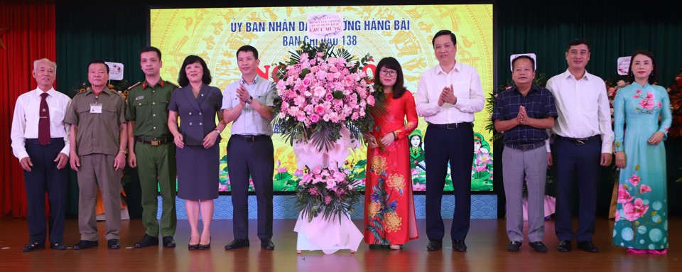 Thường trực Quận ủy Ho&agrave;n Kiếm tặng hoa ch&uacute;c mừng&nbsp;&ldquo;Ng&agrave;y hội to&agrave;n d&acirc;n bảo vệ an ninh Tổ quốc&rdquo; năm 2023 phường H&agrave;ng B&agrave;i