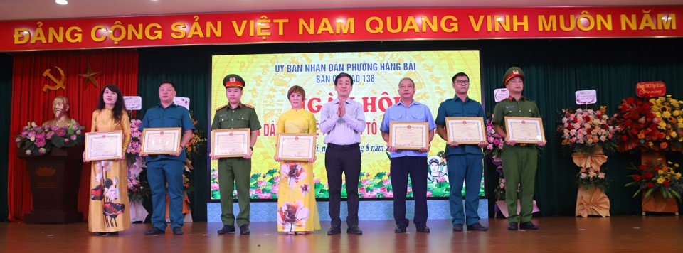 Ph&oacute; Chủ tịch UBND quận Ho&agrave;n Kiếm Nguyễn Quốc Ho&agrave;n - Trưởng Ban chỉ đạo 138 quận tặng Bằng khen của quận cho c&aacute;c tập thể c&oacute; đ&oacute;ng g&oacute;p trong&nbsp;Phong tr&agrave;o to&agrave;n d&acirc;n bảo vệ ANTQ phường H&agrave;ng B&agrave;i