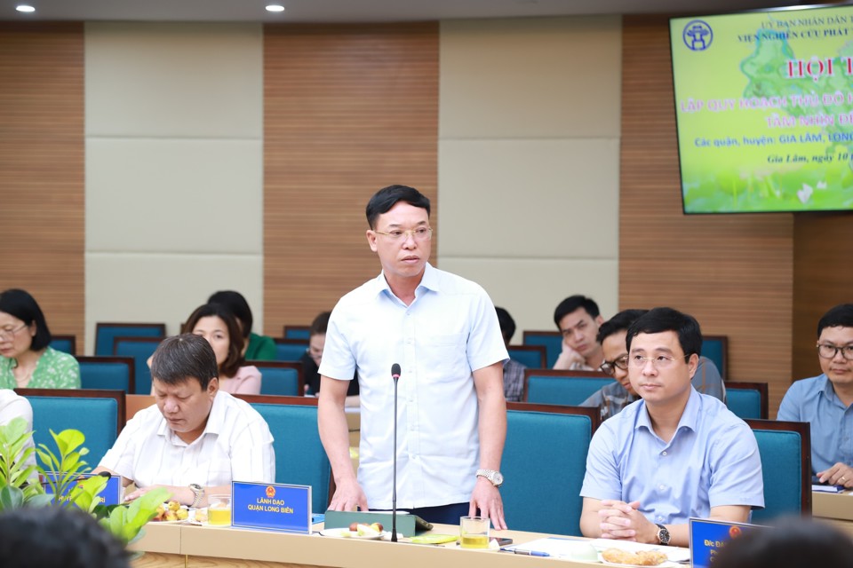 Chủ tịch UBND quận Long Bi&ecirc;n Nguyễn Mạnh H&agrave; ph&aacute;t biểu tại hội thảo.