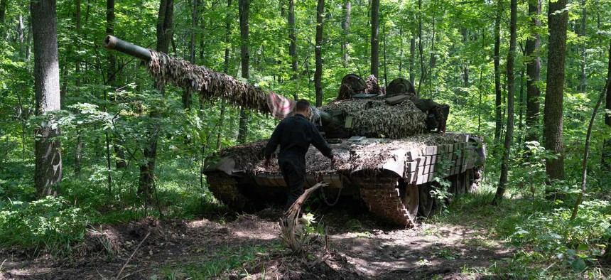 Xe tăng của qu&acirc;n đội Ukraine&nbsp; gần chiến tuyến ở v&ugrave;ng Kharkiv, ng&agrave;y 15/6/2023. Ảnh: Getty