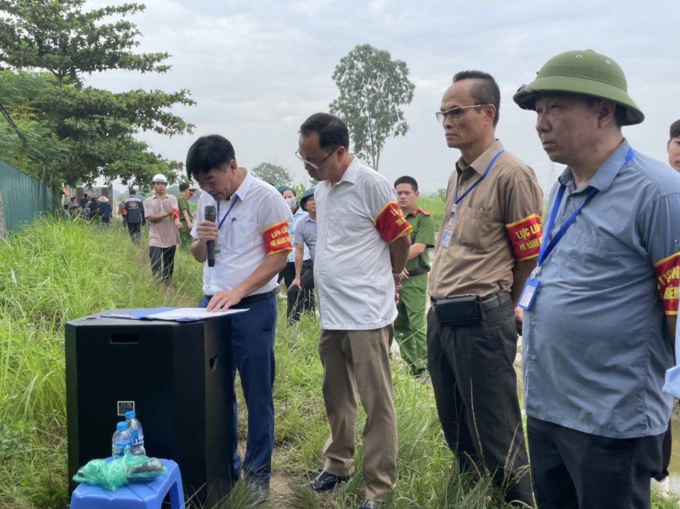 Ph&oacute; Chủ tịch UBND huyện Thường T&iacute;n Phan Thanh T&ugrave;ng c&oacute; mặt tại hiện trường trực tiếp chỉ đạo cưỡng chế thu hồi đất theo quy định