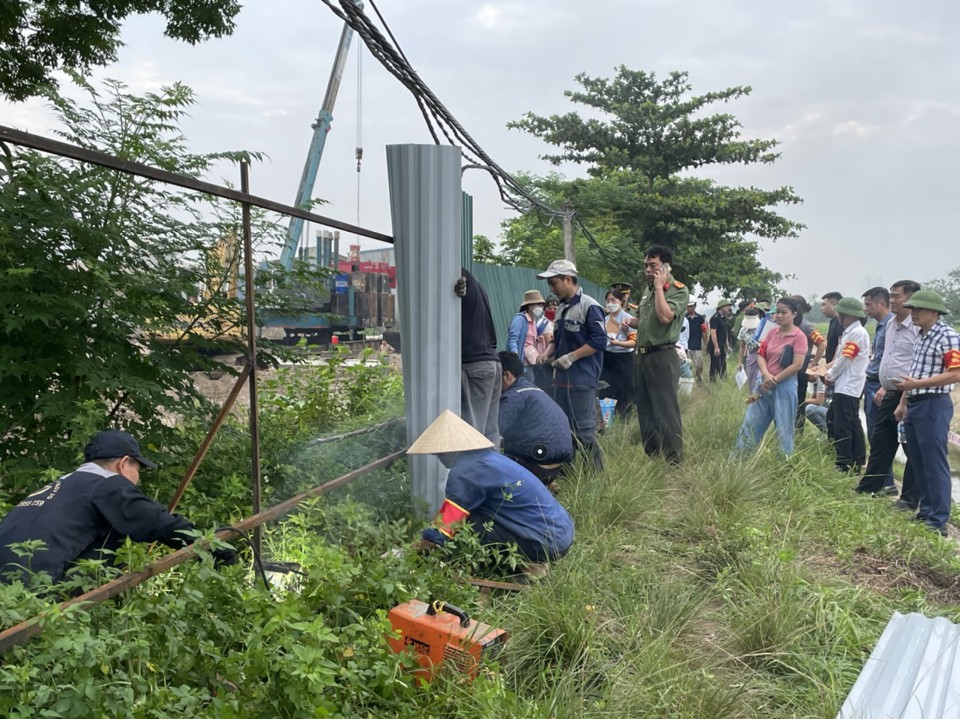 Ngay sau khi ho&agrave;n th&agrave;nh cưỡng chế thu hồi đất n&ocirc;ng nghiệp, chủ đầu tư thực hiện dự &aacute;n x&acirc;y dựng CCN tiến h&agrave;nh r&agrave;o chắn tiếp nhận mặt bằng