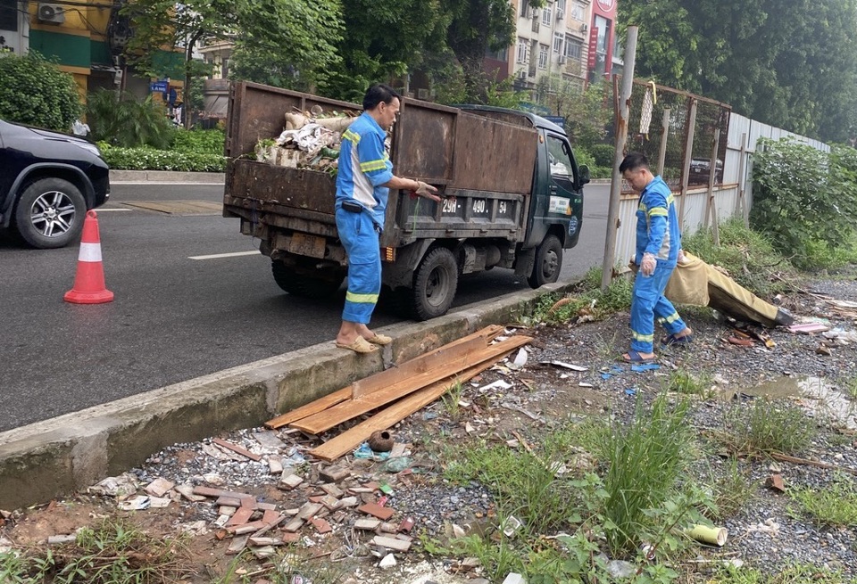 Việc tập kết r&aacute;c thải sai quy định g&acirc;y mất VSMT, mỹ quan đ&ocirc; thị...