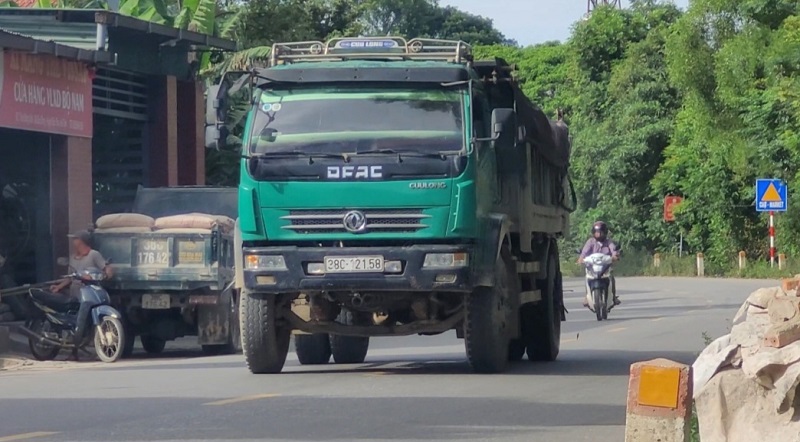 M&ugrave;a cao điểm x&acirc;y dựng c&aacute;c phương tiện vận tải li&ecirc;n tục tăng ca, tăng chuyến đ&aacute;p ứng khối lượng đất đắp cho c&aacute;c c&ocirc;ng tr&igrave;nh x&acirc;y dựng ở c&aacute;c huyện Vũ Quang, Đức Thọ, thị x&atilde; Hồng Lĩnh...trước m&ugrave;a mưa b&atilde;o.