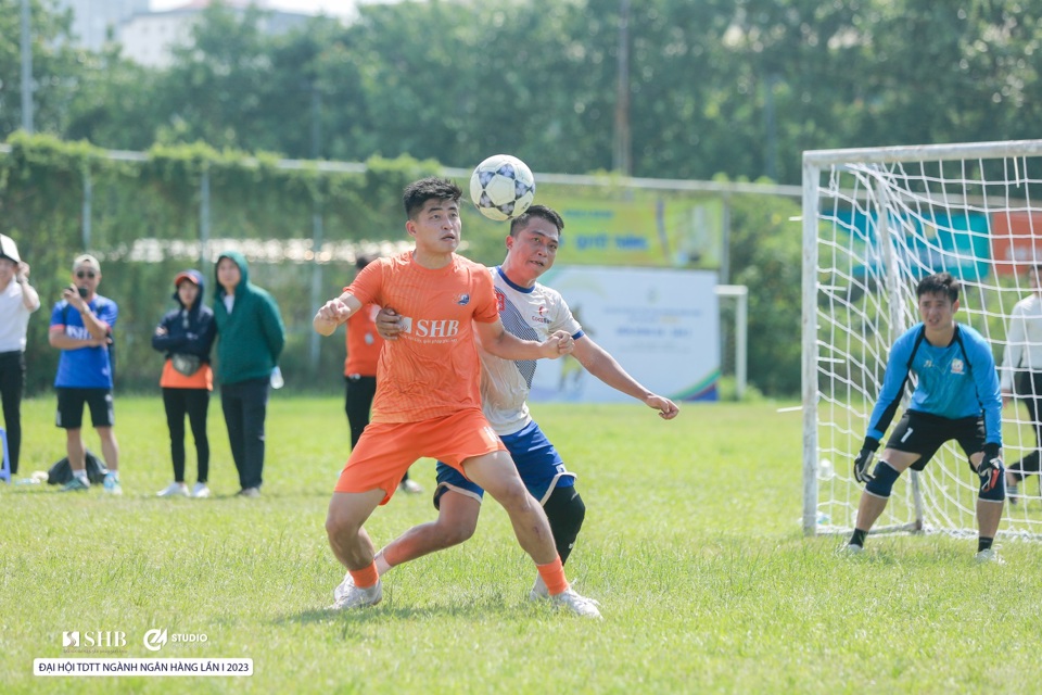 Cầu thủ SHB trong m&agrave;n tranh b&oacute;ng kịch t&iacute;nh