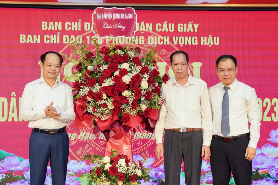 L&atilde;nh đạo Ban D&acirc;n vận Th&agrave;nh ủy tặng hoa ch&uacute;c mừng phường Dịch Vọng Hậu.