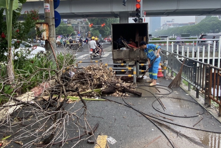 R&aacute;c thải đủ loại được tập kết sai quy định tại tuyến đường đi bộ dọc s&ocirc;ng T&ocirc; Lịch.