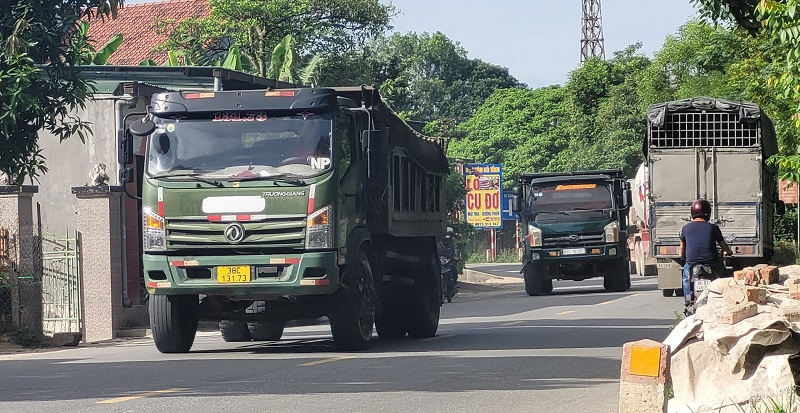 D&agrave;n xe tải chở đất chạy nườm nượp, tiềm ẩn nhiều nguy cơ xảy ra tai nạn giao th&ocirc;ng khu vực chợ Đ&agrave;ng x&atilde; Đức Đồng, huyện Đức Thọ.