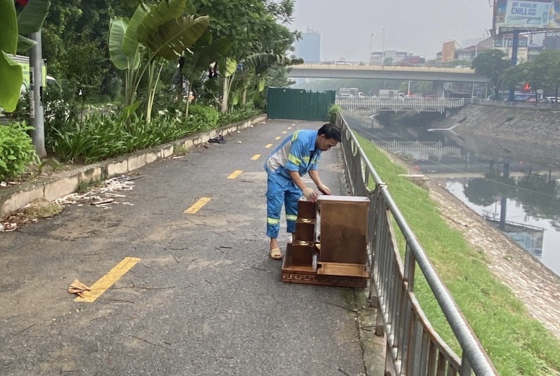 Xóa điểm tập kết rác sai quy định dọc tuyến đi bộ đường Láng - Ảnh 1