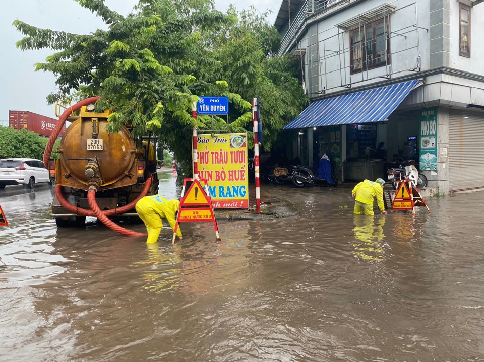 C&aacute;c loại m&aacute;y m&oacute;c được huy động để tăng khả năng ti&ecirc;u tho&aacute;t nước.