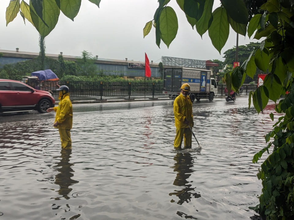 C&ocirc;ng nh&acirc;n tho&aacute;t nước l&agrave;m nhiệm vụ chống ngập &uacute;ng tr&ecirc;n đường Ngọc Hồi.