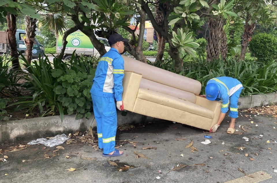 Lợi dụng c&ocirc;ng trường x&acirc;y dựng, một số đối tượng đ&atilde; biến khu vực n&agrave;y th&agrave;nh điểm tập kết r&aacute;c thải x&acirc;y dựng, r&aacute;c thải cồng kềnh.