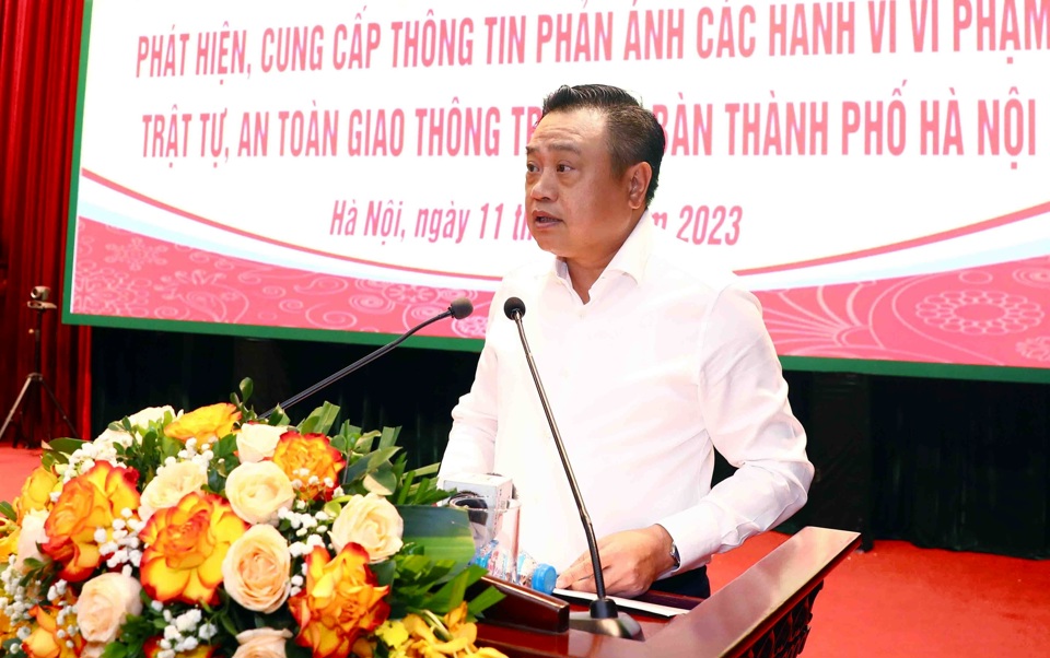 Chủ tịch UBND TP H&agrave; Nội Trần Sỹ Thanh ph&aacute;t biểu tại hội nghị.
