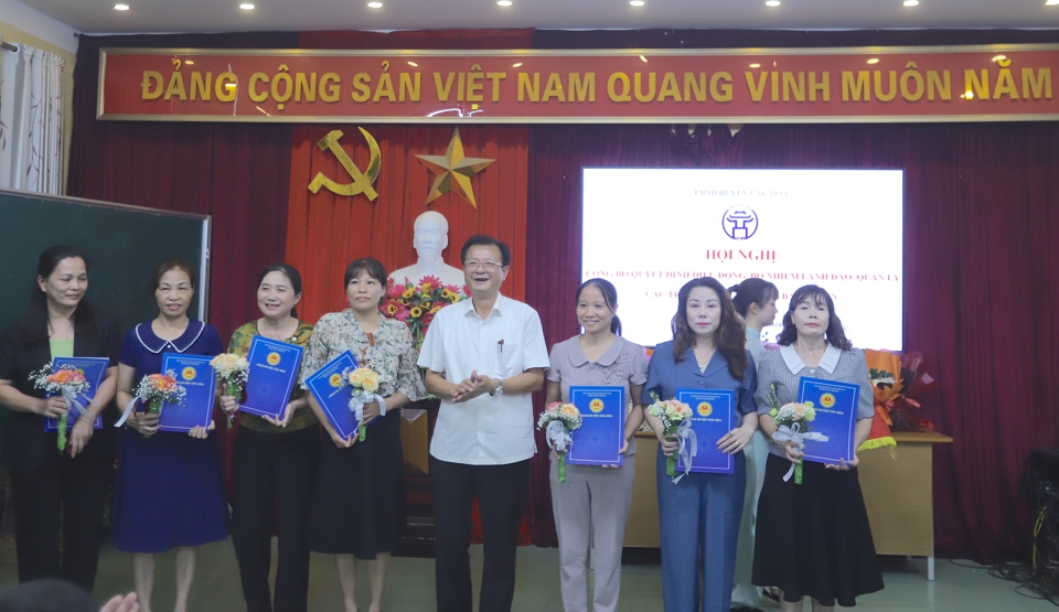 Chủ tịch HĐND huyện Ứng Ho&agrave; Nguyễn Ch&iacute; Viễn trao quyết định cho c&aacute;c c&aacute;n bộ. Ảnh: Lại Tấn