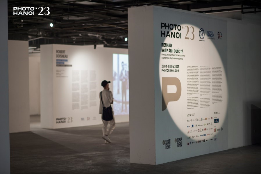 Biennale Photo Hanoi'23 g&acirc;y x&ocirc;n xao dư luận như một chỉ b&aacute;o t&iacute;ch cực về sự ph&aacute;t triển của ng&agrave;nh văn h&oacute;a Thủ đ&ocirc;. &nbsp;