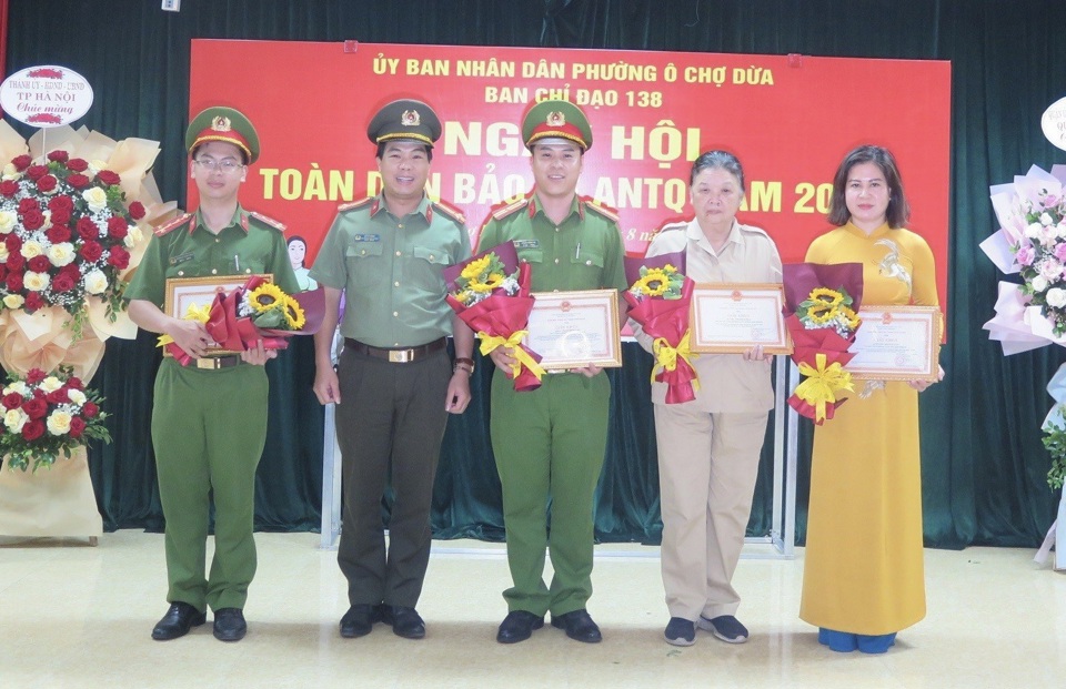 L&atilde;nh đạo C&ocirc;ng an Quận Đống Đa trao Giấy khen của Gi&aacute;m đốc C&ocirc;ng an TP cho c&aacute;c c&aacute; nh&acirc;n c&oacute; th&agrave;nh t&iacute;ch trong c&ocirc;ng t&aacute;c tuy&ecirc;n truyền &ldquo;Ng&agrave;y Hội Bảo vệ an ninh tổ quốc năm 2023&rdquo;