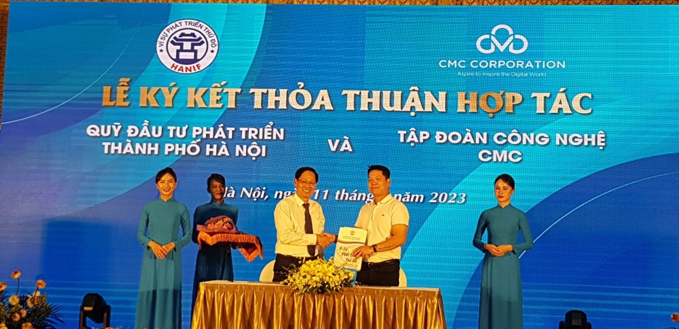 &ocirc;ng Nguyễn Thanh Hải PTGĐ Quỹ đầu tư ph&aacute;t triển th&agrave;nh phố HN v&agrave; L&ecirc; Thanh Sơn ph&oacute; chủ tịch tập đo&agrave;n CMC k&iacute; bi&ecirc;n bản hợp t&aacute;c