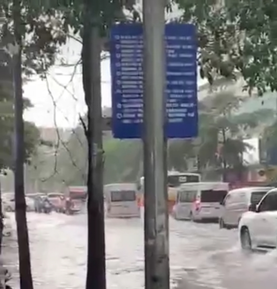 C&aacute;c phương tiện di chuyển kh&oacute; khăn tr&ecirc;n phố Phạm Ngọc Thạch giữa trận mưa lớn trưa 11/8. Ảnh: CTK