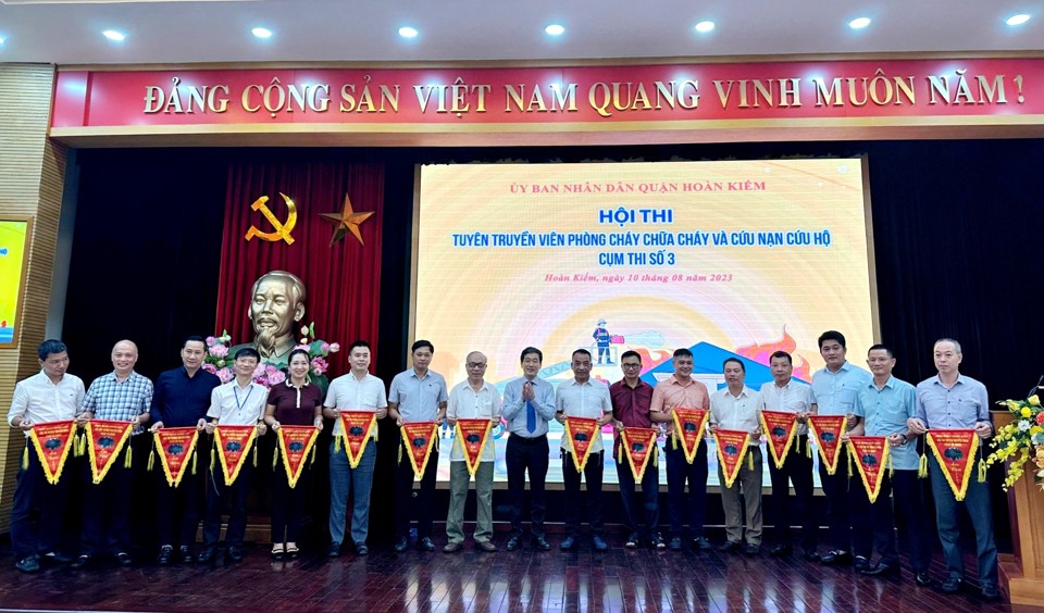 Ph&oacute; chủ tịch UBND quận Ho&agrave;n Kiếm&nbsp;Nguyễn Quốc Ho&agrave;n trao cờ lưu niệm cho 18 đội tuyển thi