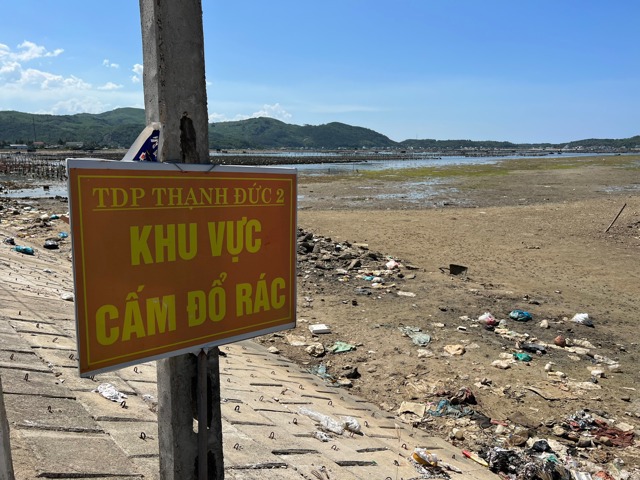 Ngay ở khu vực cấm đổ r&aacute;c cũng đầy r&aacute;c.