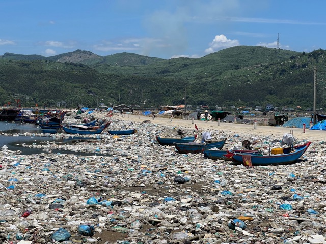 Nhiều năm qua, khu vực đầm nước mặn Sa Huỳnh (tổ d&acirc;n phố Thạnh Đức 1, phường Phổ Thạnh, thị x&atilde; Đức Phổ, tỉnh Quảng Ng&atilde;i) trở th&agrave;nh nơi chứa r&aacute;c thải, g&acirc;y &ocirc; nhiễm m&ocirc;i trường trầm trọng.