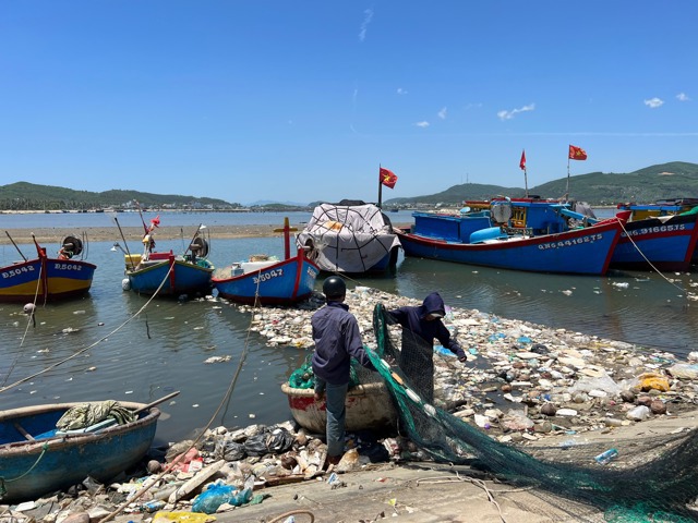 Đầm nước mặn Sa Huỳnh c&oacute; diện t&iacute;ch mặt nước rộng h&agrave;ng trăm ha, l&agrave; nơi nhiều hộ d&acirc;n nu&ocirc;i trồng thủy sản để ph&aacute;t triển kinh tế. Tuy nhi&ecirc;n, trong v&agrave;i năm trở lại đ&acirc;y, khu vực đầm trở th&agrave;nh b&atilde;i chứa r&aacute;c khổng lồ v&agrave; g&acirc;y &ocirc; nhiễm đến mức đ&aacute;ng lo ngại.