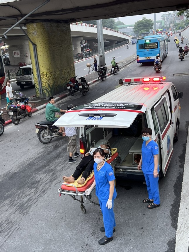 Xe cứu thương chuyển nạn nh&acirc;n đến bệnh viện cấp cứu.