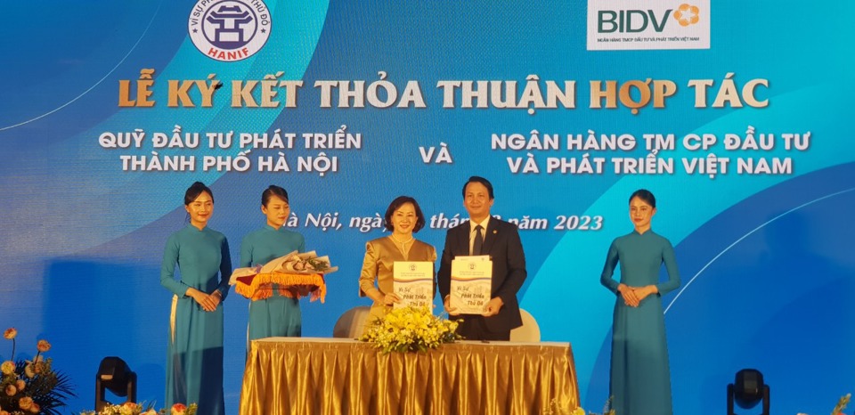 B&agrave; Chu Nguy&ecirc;n Th&agrave;nh TGĐ quỹ đầu tư ph&aacute;t triển th&agrave;nh phố HN v&agrave; &ocirc;ng Trần Long PTGĐ ng&acirc;n h&agrave;ng đầu tư ph&aacute;t triển VN k&yacute; bi&ecirc;n bản hợp t&aacute;c.