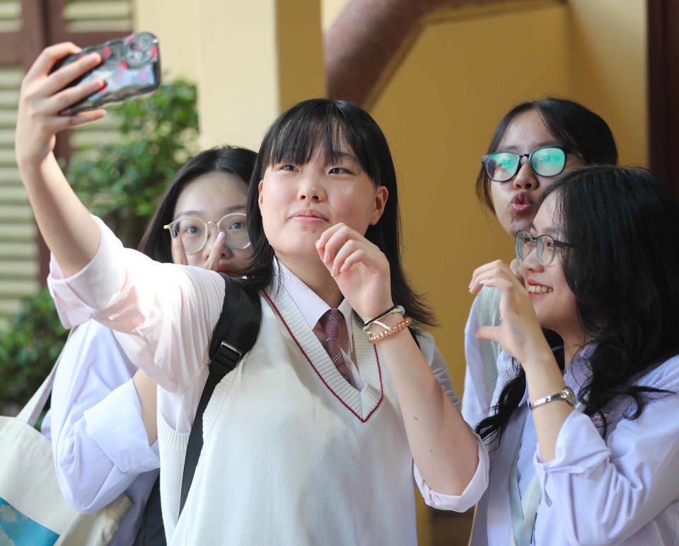 Học sinh Nhật Bản đến thăm Trường THPT Trần Phú - Hoàn Kiếm và chụp hình lưu niệm với học sinh của trường