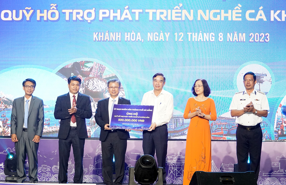 UBND TP Đ&agrave; Nẵng ủng hộ quỹ 500 triệu đồng. Ảnh: Trung Nh&acirc;n.