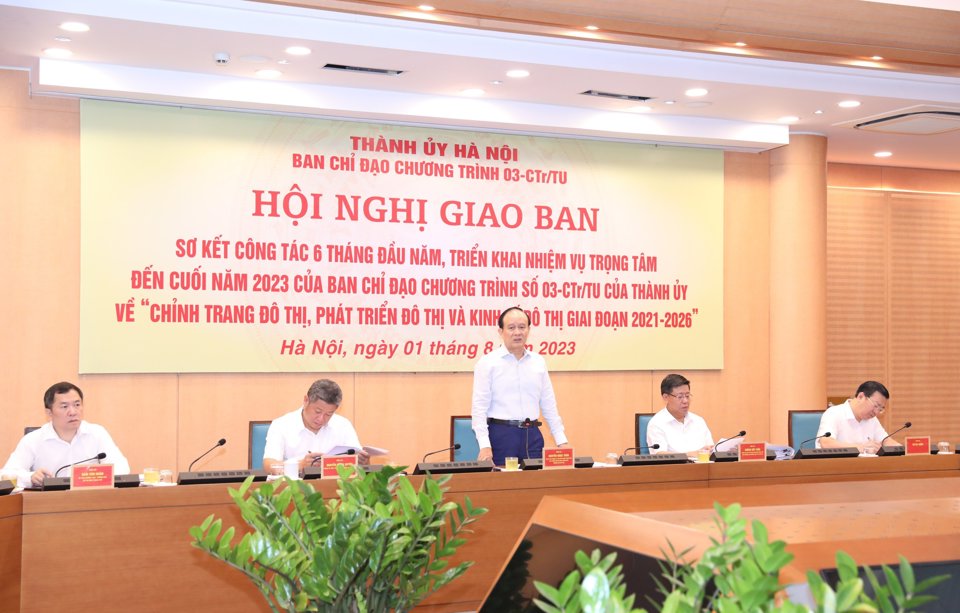 Ph&oacute; B&iacute; thư Th&agrave;nh ủy, Chủ tịch HĐND TP H&agrave; Nội Nguyễn Ngọc Tuấn ph&aacute;t biểu tại hội nghị.