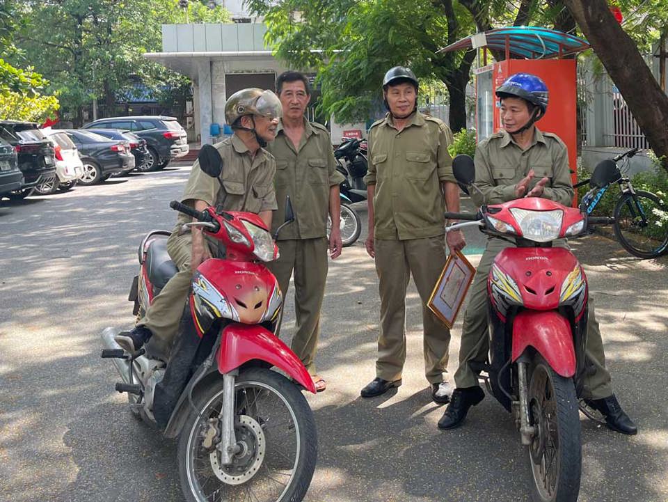 Lực lượng tổ d&acirc;n phố cũng tuần tra, kiểm so&aacute;t c&aacute;c tuyến phố, đảm bảo trật tự đ&ocirc; thị, trật tự x&acirc;y dựng v&agrave; an ninh Nh&acirc;n d&acirc;n.