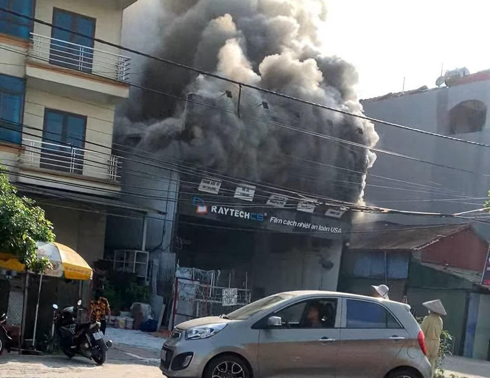 Hà Nội: Cháy cửa hàng nội thất ô tô trên đường Nguyễn Lam - Ảnh 1