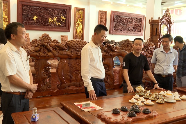B&iacute; thư Huyện ủy Ph&uacute; Xuy&ecirc;n Nguyễn Xu&acirc;n Thanh thăm cơ sở sản xuất đồ gỗ x&atilde; T&acirc;n D&acirc;n.&nbsp;