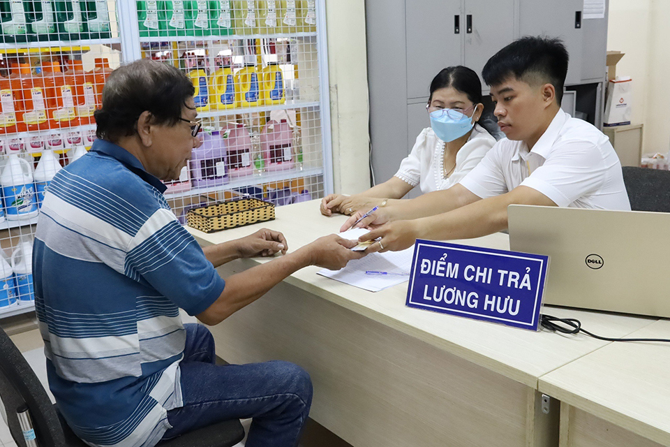 H&ocirc;m nay (ng&agrave;y 14/8), BHXH Việt Nam bắt đầu thực hiện chi trả lương hưu, trợ cấp BHXH của th&aacute;ng 8/2023.
