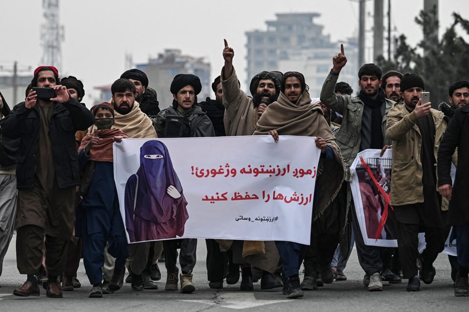 Đ&agrave;n &ocirc;ng biểu t&igrave;nh bảo vệ quyền lợi của phụ nữ ở Kabul, v&agrave;o ng&agrave;y 21/1/2022. Ảnh: AP