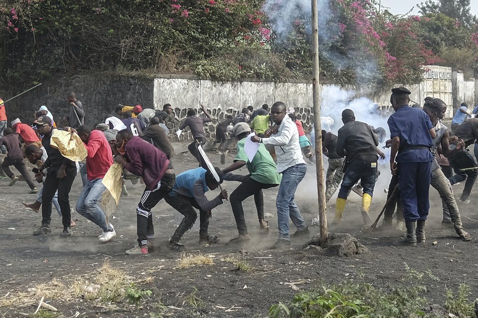 Người biểu t&igrave;nh chống đối cảnh s&aacute;t tại Congo. Nguồn: AP