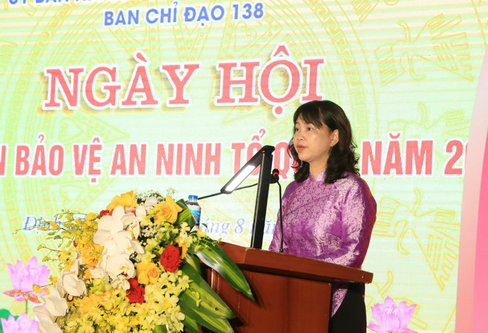 Chủ tịch UBND phường Định C&ocirc;ng Nguyễn Thị Phượng tr&igrave;nh b&agrave;y diễn văn tại Ng&agrave;y hội.