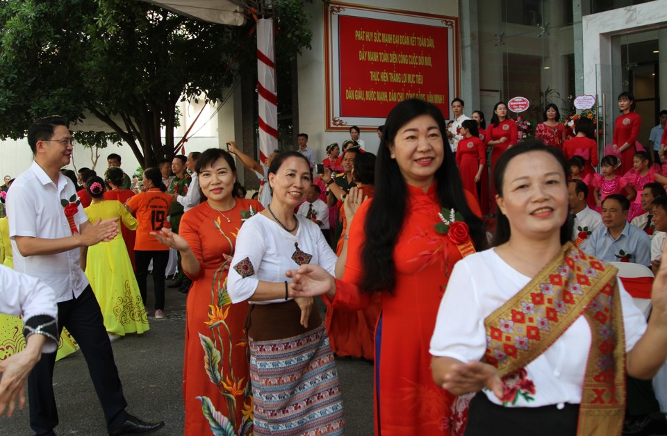 Chủ tịch Ủy ban MTTQ TP H&agrave; Nội Nguyễn Lan Hương chung vui, ch&uacute;c mừng c&aacute;n bộ Nh&acirc;n d&acirc;n phường Xu&acirc;n La tại ng&agrave;y hội.