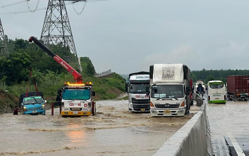 Xử lý tình trạng ngập cục bộ trên cao tốc Phan Thiết - Dầu Giây - Ảnh 1