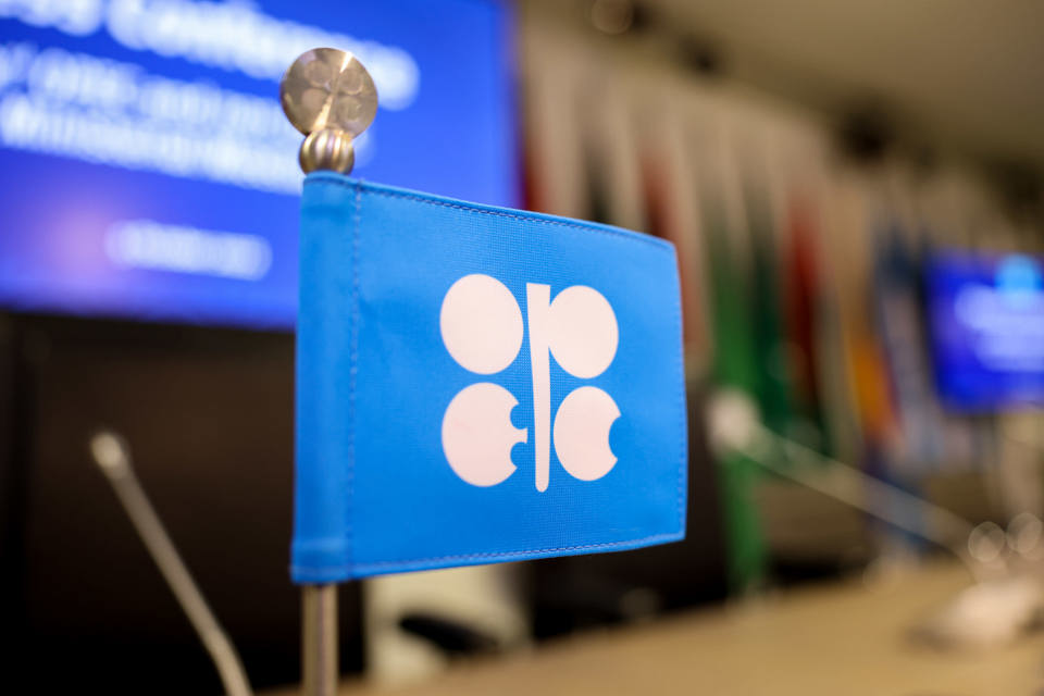 OPEC+ hồi đầu th&aacute;ng 6 đ&atilde; đồng &yacute; gia hạn mức cắt giảm 3,66 triệu th&ugrave;ng dầu/ng&agrave;y, tương đương 3,6% nhu cầu to&agrave;n cầu.