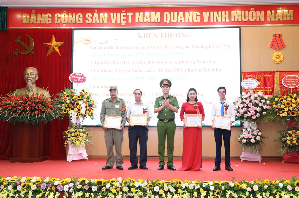 Thiếu tướng Nguyễn Hồng Ky - Ph&oacute; Gi&aacute;m đốc C&ocirc;ng an TP H&agrave; Nội trao Giấy khen của C&ocirc;ng an TP cho c&aacute;c tập thể, c&aacute; nh&acirc;n c&oacute; th&agrave;nh t&iacute;ch xuất sắc trong phong tr&agrave;o to&agrave;n d&acirc;n bảo vệ an ninh Tổ quốc phường Xu&acirc;n La.