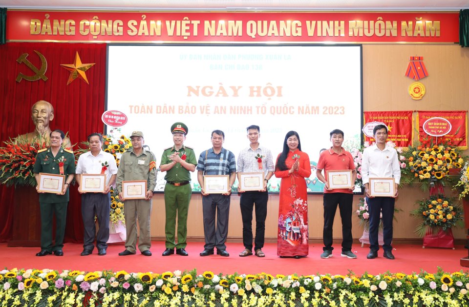 Chủ tịch Ủy ban MTTQ TP H&agrave; Nội Nguyễn Lan Hương v&agrave; Thiếu tướng Nguyễn Hồng Ky - Ph&oacute; Gi&aacute;m đốc C&ocirc;ng an TP H&agrave; Nội trao Kỷ niệm chương trong phong tr&agrave;o to&agrave;n d&acirc;n bảo vệ an ninh Tổ quốc cho c&aacute;c c&aacute; nh&acirc;n của phường Xu&acirc;n La.