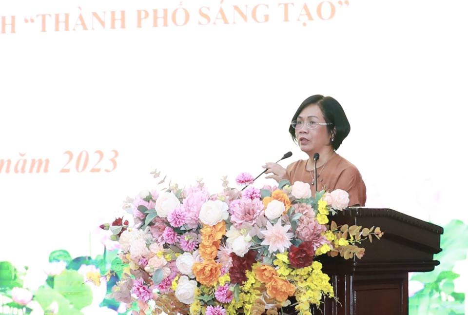 PGS.TS Nguyễn Thị Thu Phương tr&igrave;nh b&agrave;y chuy&ecirc;n đề tại hội nghị.