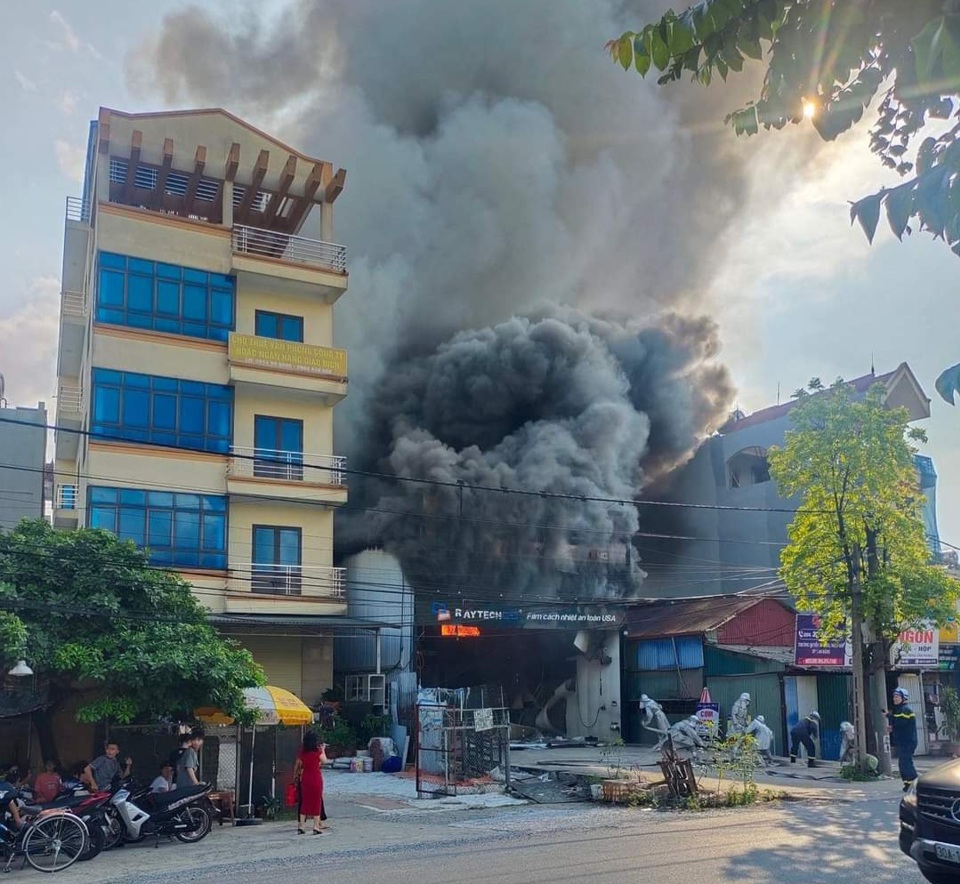 Hà Nội: Cháy cửa hàng nội thất ô tô trên đường Nguyễn Lam - Ảnh 2