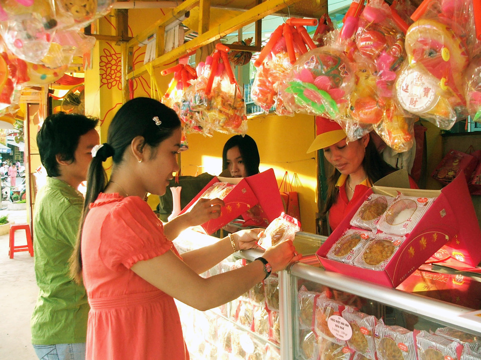 Người ti&ecirc;u d&ugrave;ng mua b&aacute;nh Trung Thu tại cửa h&agrave;ng&nbsp; giới thiệu sản phẩm tr&ecirc;n phố Nguyễn Tr&atilde;i (Thanh Xu&acirc;n). Ảnh: Ho&agrave;i Nam