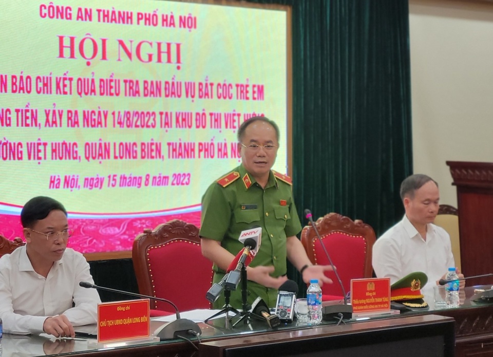 Thiếu tướng Nguyễn Thanh T&ugrave;ng, Ph&oacute; Gi&aacute;m đốc C&ocirc;ng an TP H&agrave; Nội th&ocirc;ng tin tại buổi họp b&aacute;o. (Ảnh: Đạt L&ecirc;)
