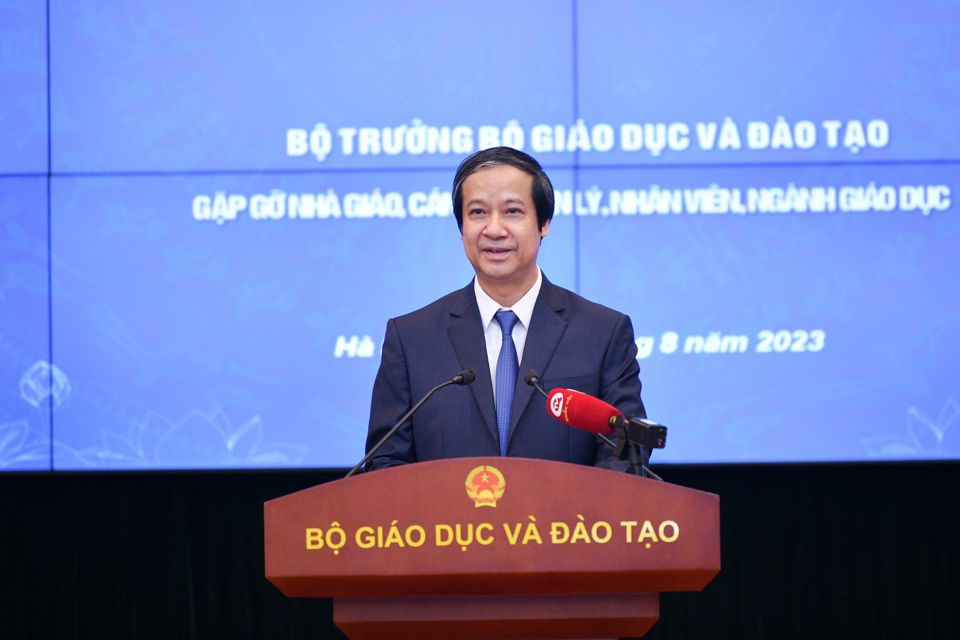 Bộ trưởng Bộ GD&ĐT Nguyễn Kim Sơn tại buổi đối thoại với giáo viên cả nước