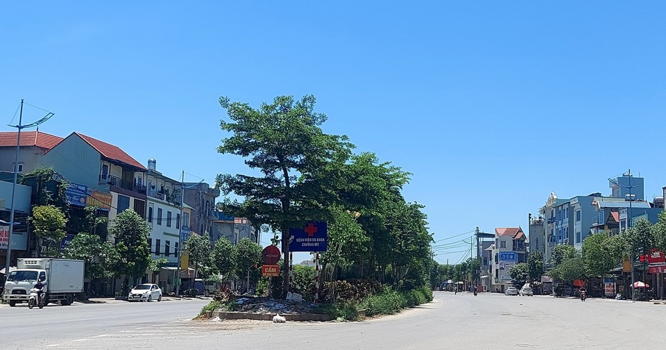 Quốc lộ 6 (đoạn Ba La - Xu&acirc;n Mai) đoạn chạy qua thị trấn Ch&uacute;c Sơn đ&atilde; được cải tạo.