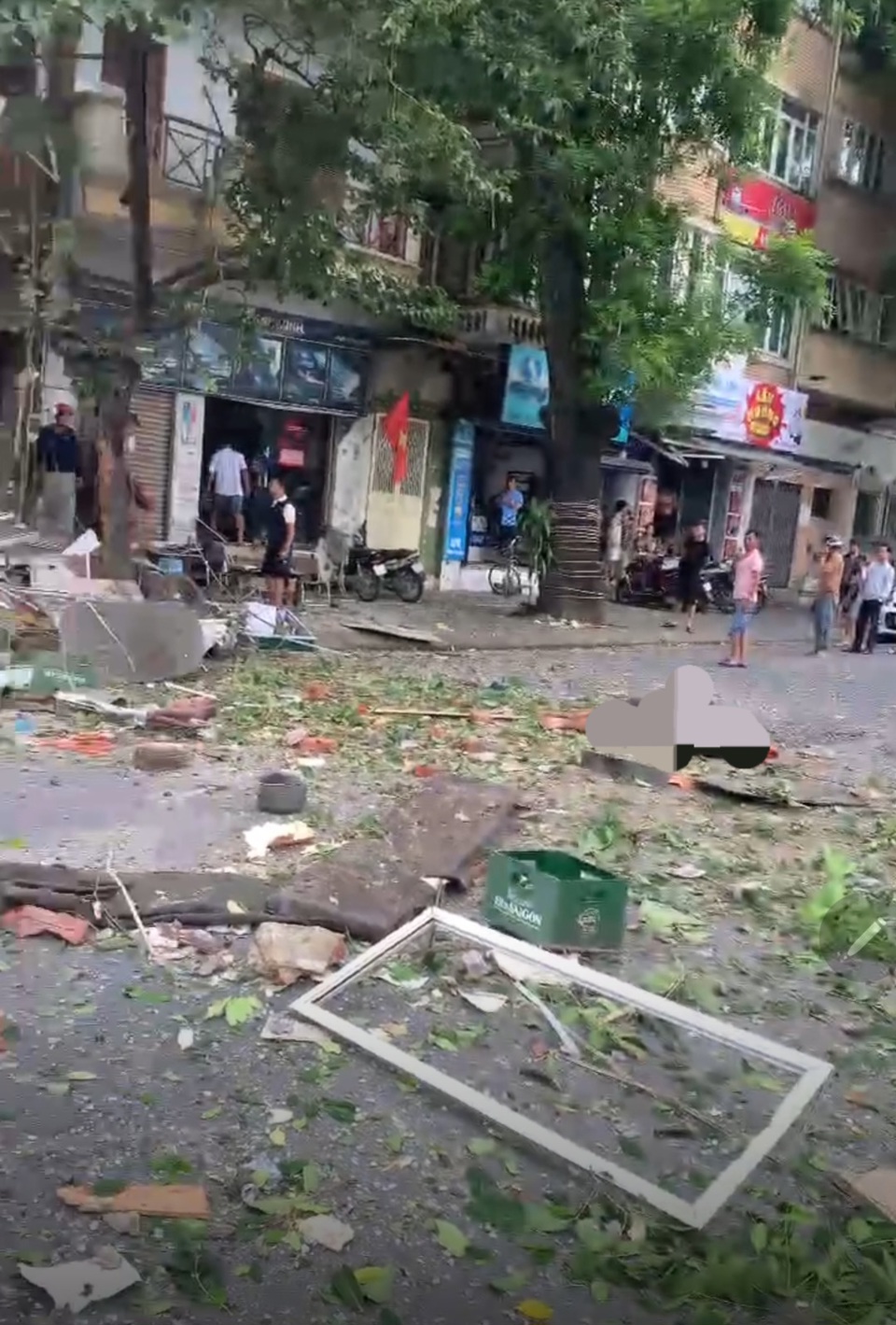 Hiện trường tan hoang sau vụ nổ ở đường Yên Phụ, quận Ba Đình - Ảnh 2